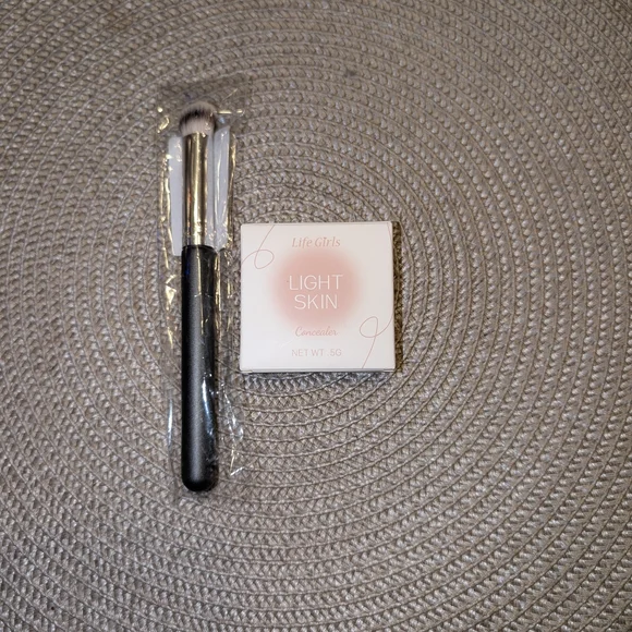 Light Skin Concealer with Brush - Picture 2 of 4